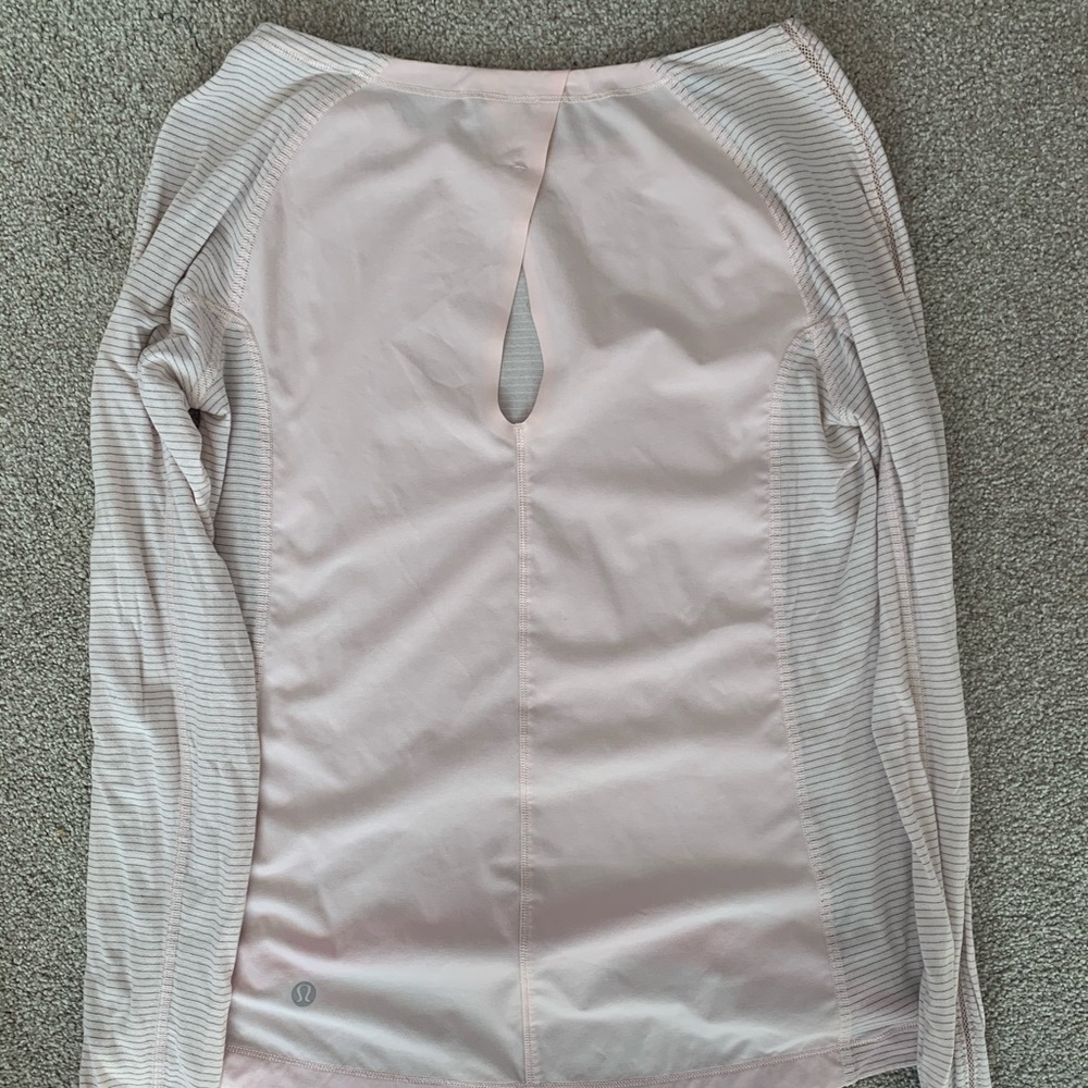 rlly cute light pink Lululemon long sleeve shirt!!